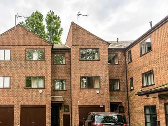 House for rent in North Kensington, Greater London