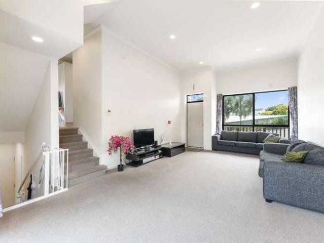 Townhouse for sale in Oratia