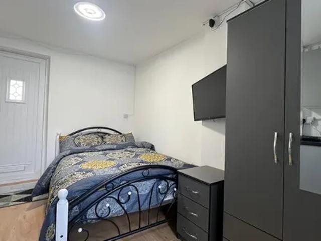 Apartment for rent in Clayhall, Greater London