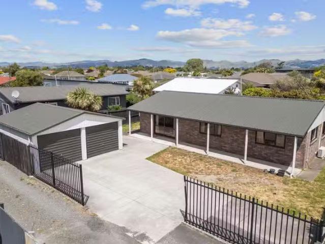 House for sale in Chaslands, Canterbury