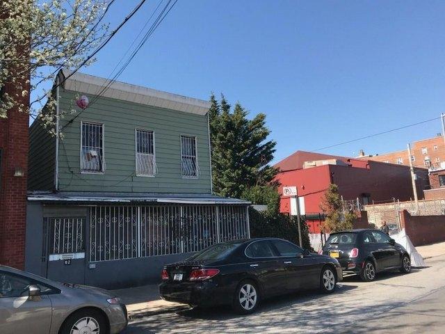 Townhouse for sale in Arverne, New York