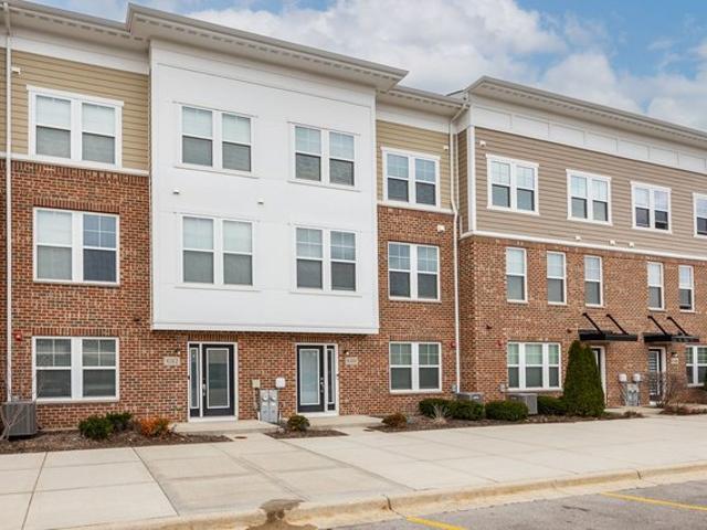 Townhouse for sale in Woodridge, Illinois