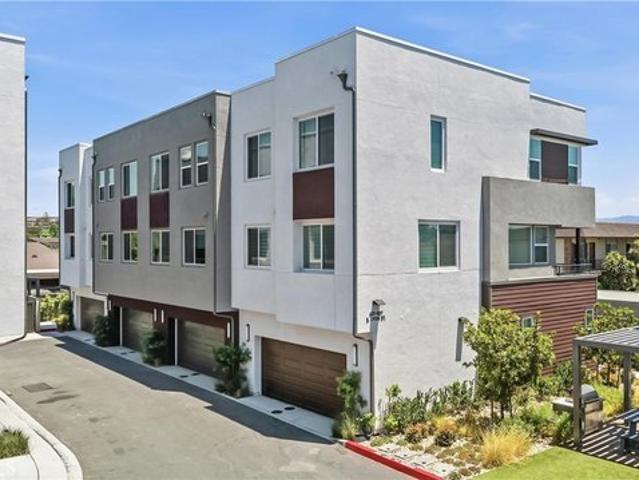 Townhouse for sale in Santa Ana, California