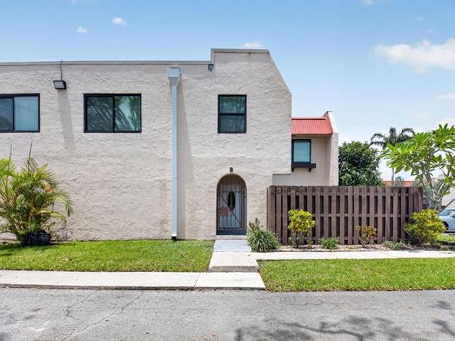 Townhouse for sale in Greenacres, Florida