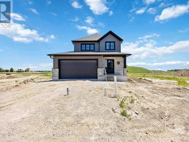 House for sale in Plympton–wyoming, Ontario