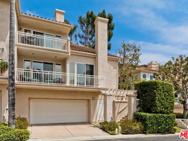 Townhouse for sale in Canoga Park, California
