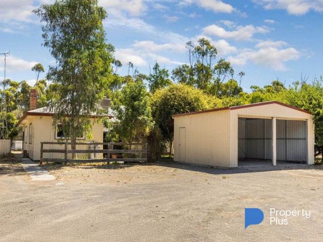 Cottage for sale in Charlton, Victoria