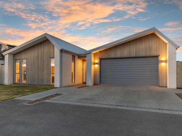 House for sale in Chaslands, Canterbury