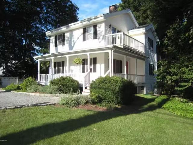 House for rent in Darien
