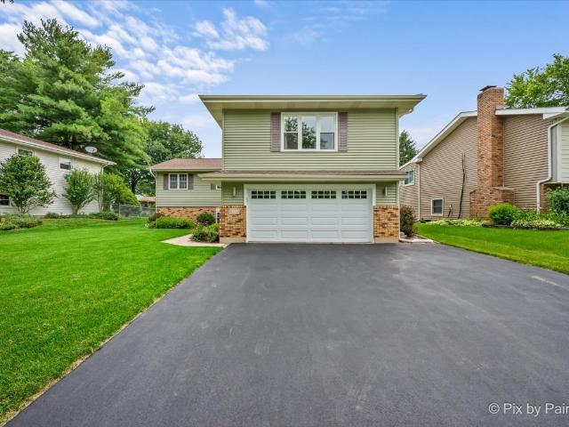 House for sale in Mchenry, Illinois