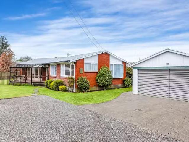House for sale in Chaslands, Canterbury