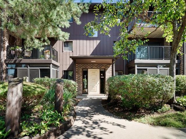 Condo for sale in Westmont, Illinois