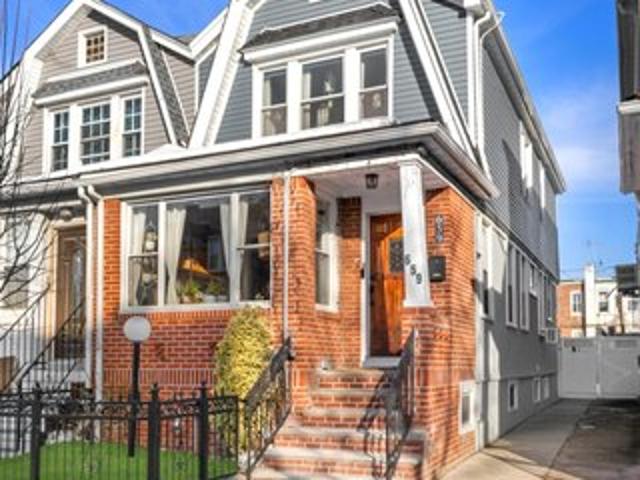 Townhouse for sale in Arverne, New York