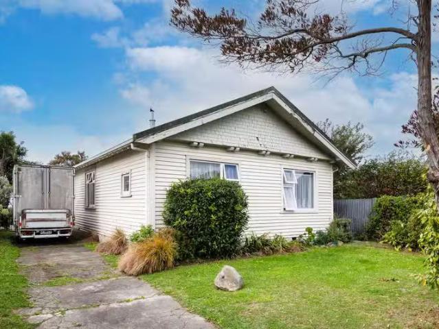House for sale in Chaslands, Canterbury