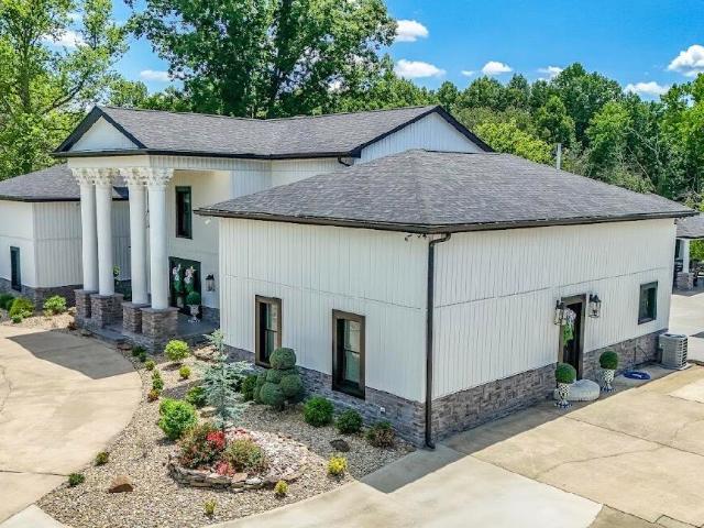 House for sale in Flat Lick, Kentucky