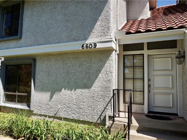 Townhouse for sale in Oak Park, California
