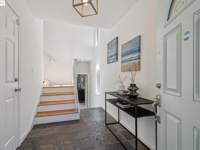 Townhouse for sale in Oakland