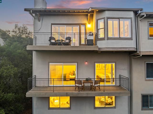 Townhouse for sale in Oakland