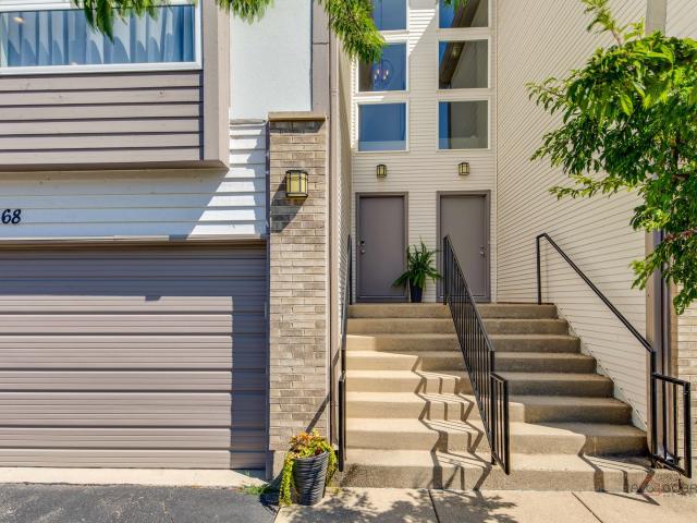 Townhouse for sale in Mundelein, Illinois