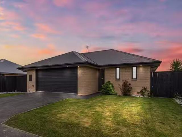 House for sale in Chaslands, Canterbury