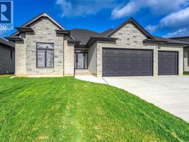 House for sale in Plympton–wyoming, Ontario