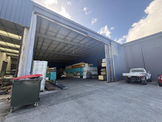 Warehouse for rent in Biggera Waters, Gold Coast City