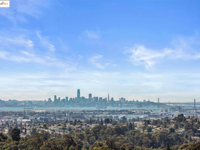 Townhouse for sale in Oakland