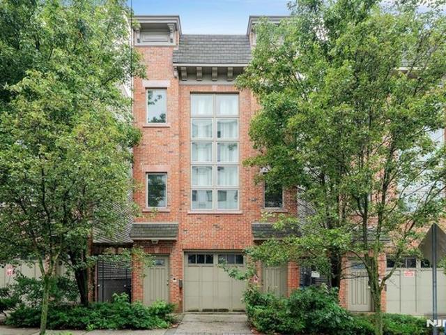 Townhouse for sale in Hudson, New Jersey