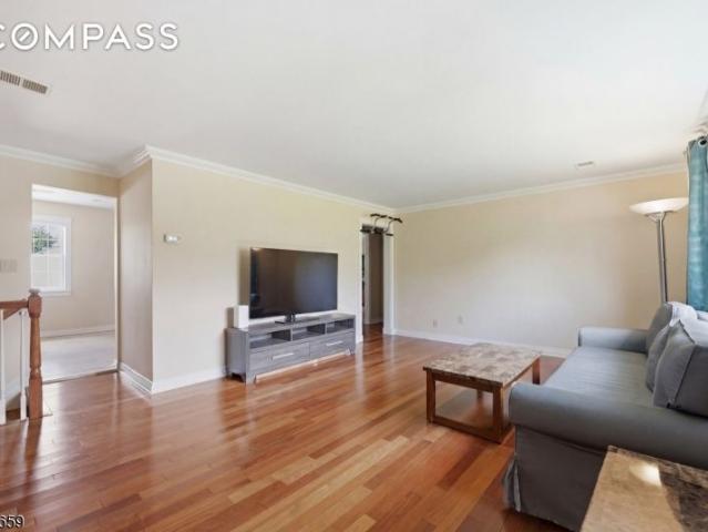 Townhouse for rent in Summit, New Jersey