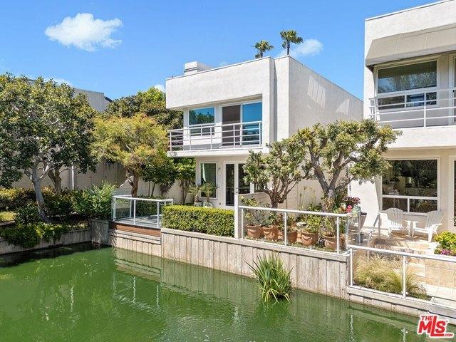 Townhouse for sale in Canoga Park, California