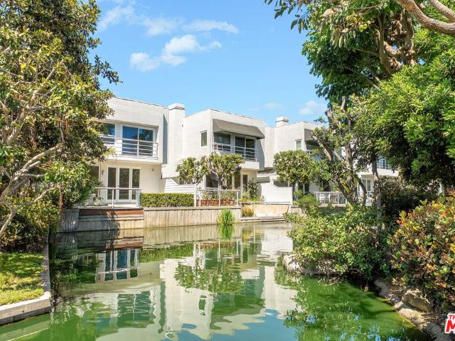 Townhouse for sale in Canoga Park, California
