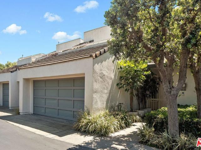 Townhouse for sale in Canoga Park, California