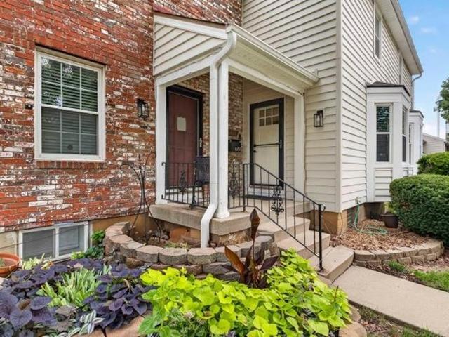 Townhouse for sale in Meadowbrook Manor, Gladstone