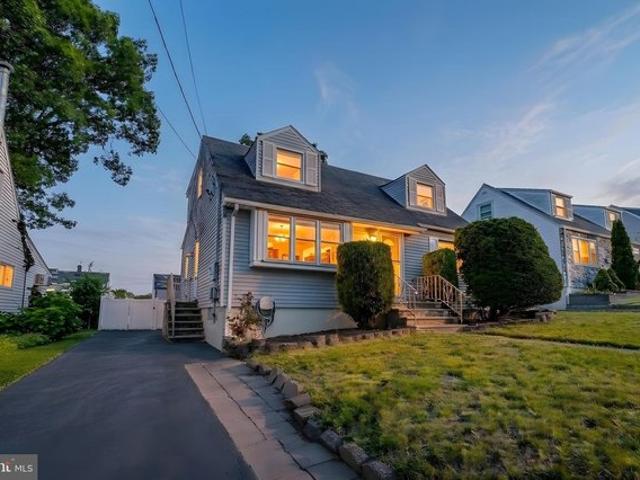 House for sale in Elmwood Park, New Jersey