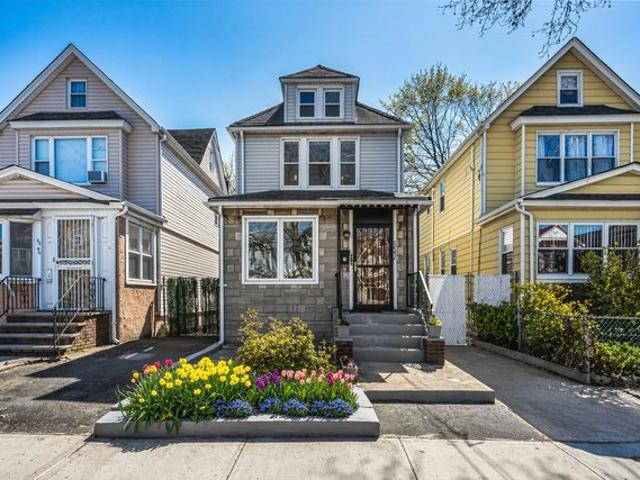 Townhouse for sale in Queens, Arverne