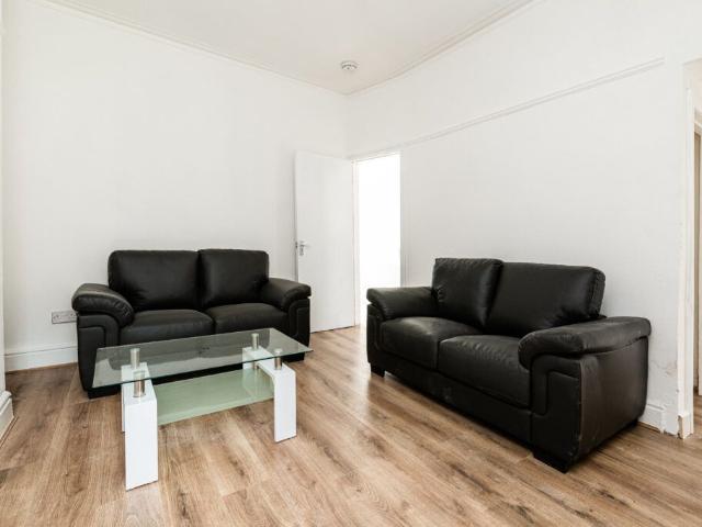 House for rent in Elm Park, Calderstones