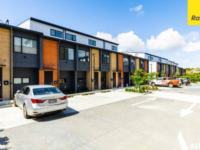 Townhouse for rent in Oratia
