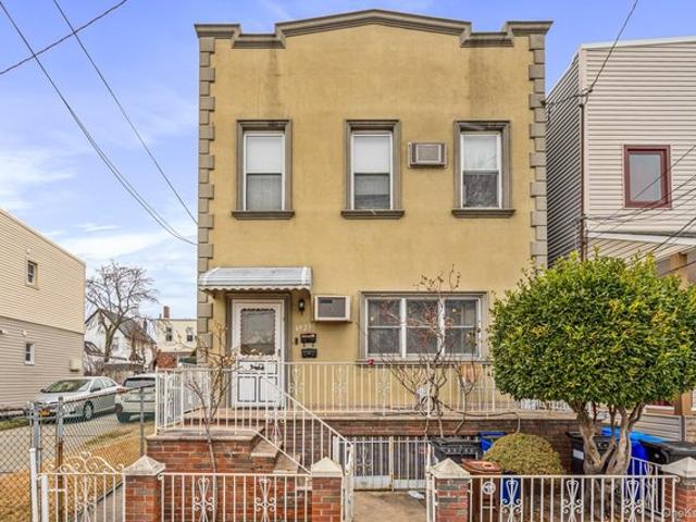 House for sale in Queens, Arverne