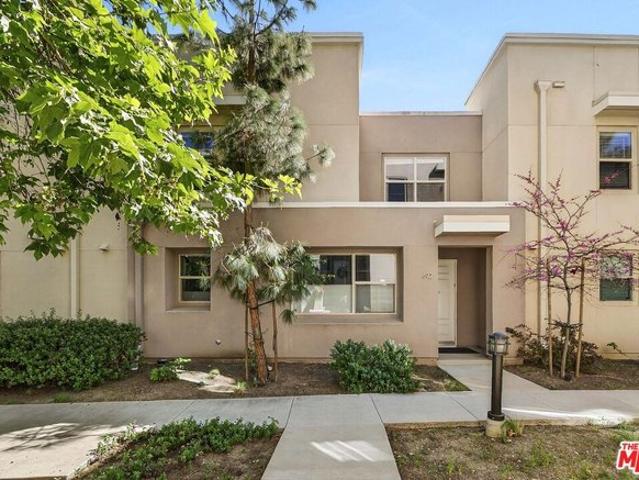 Townhouse for sale in Carson, California