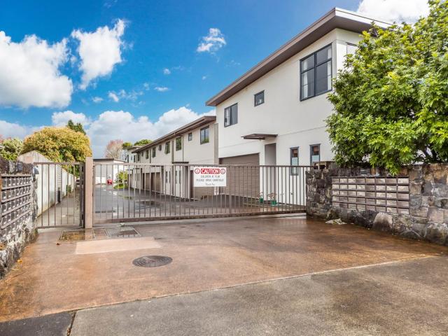 Townhouse for rent in Avondale, Whau