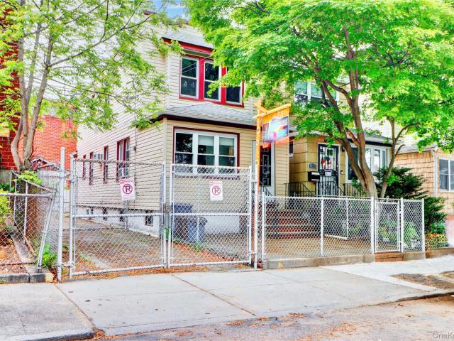 House for sale in Queens, Arverne