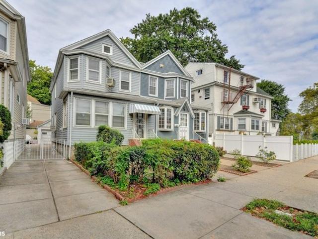 Townhouse for sale in Queens, Arverne