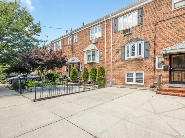 House for sale in Queens, Arverne