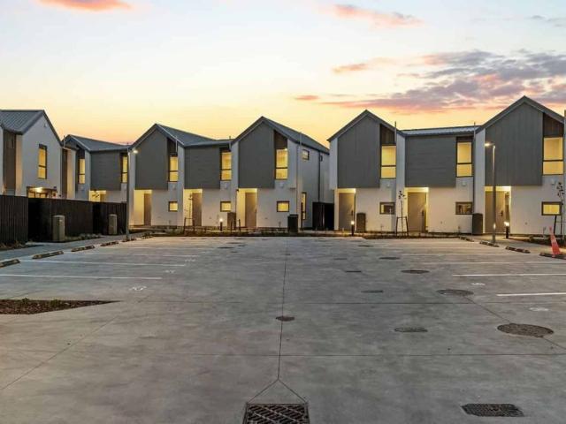 Townhouse for rent in Chaslands, Canterbury