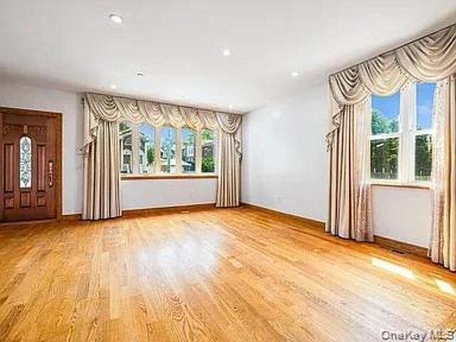 House for sale in Silverpointe Estates, New York