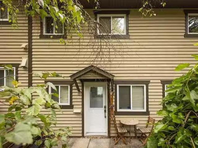 Condo for sale in Sutton Condo for sale in Sutton