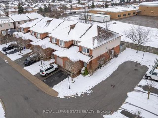 Townhouse for sale in Ancaster, Ontario