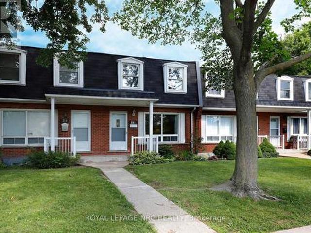 Townhouse for sale in Ancaster, Ontario