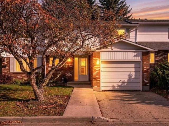 Townhouse for sale in Oakridge, Calgary