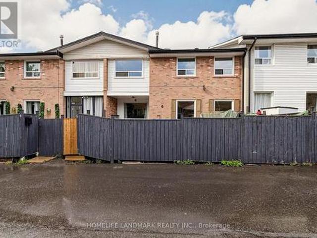 Townhouse for sale in Georgina, Ontario